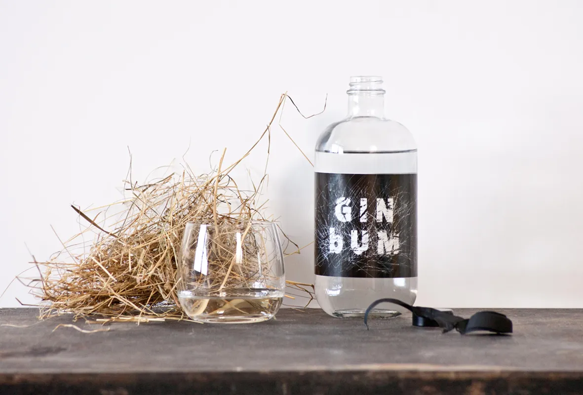 GINbUM mit Wiesenheu und Glas